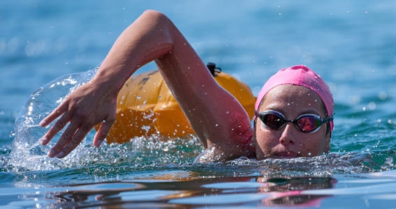 Sophie Perruchoud à l'arrivée de la traversée du lac